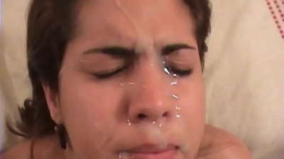 ಸುಂದರವಾದ ಲ್ಯಾಟಿನ್ ಶ್ಯಾಮಲೆ ಒರಟು ಲೈಂಗಿಕತೆಯನ್ನು ಹೊಂದಿದೆ